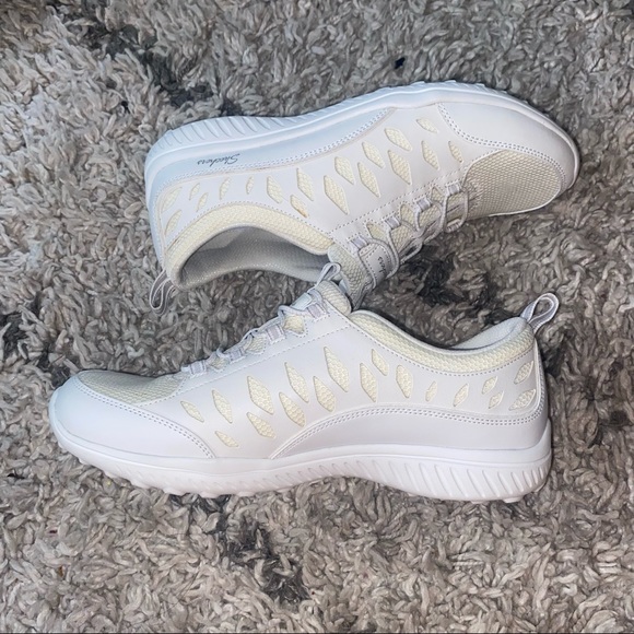 Shoes - Picture 3 of 4